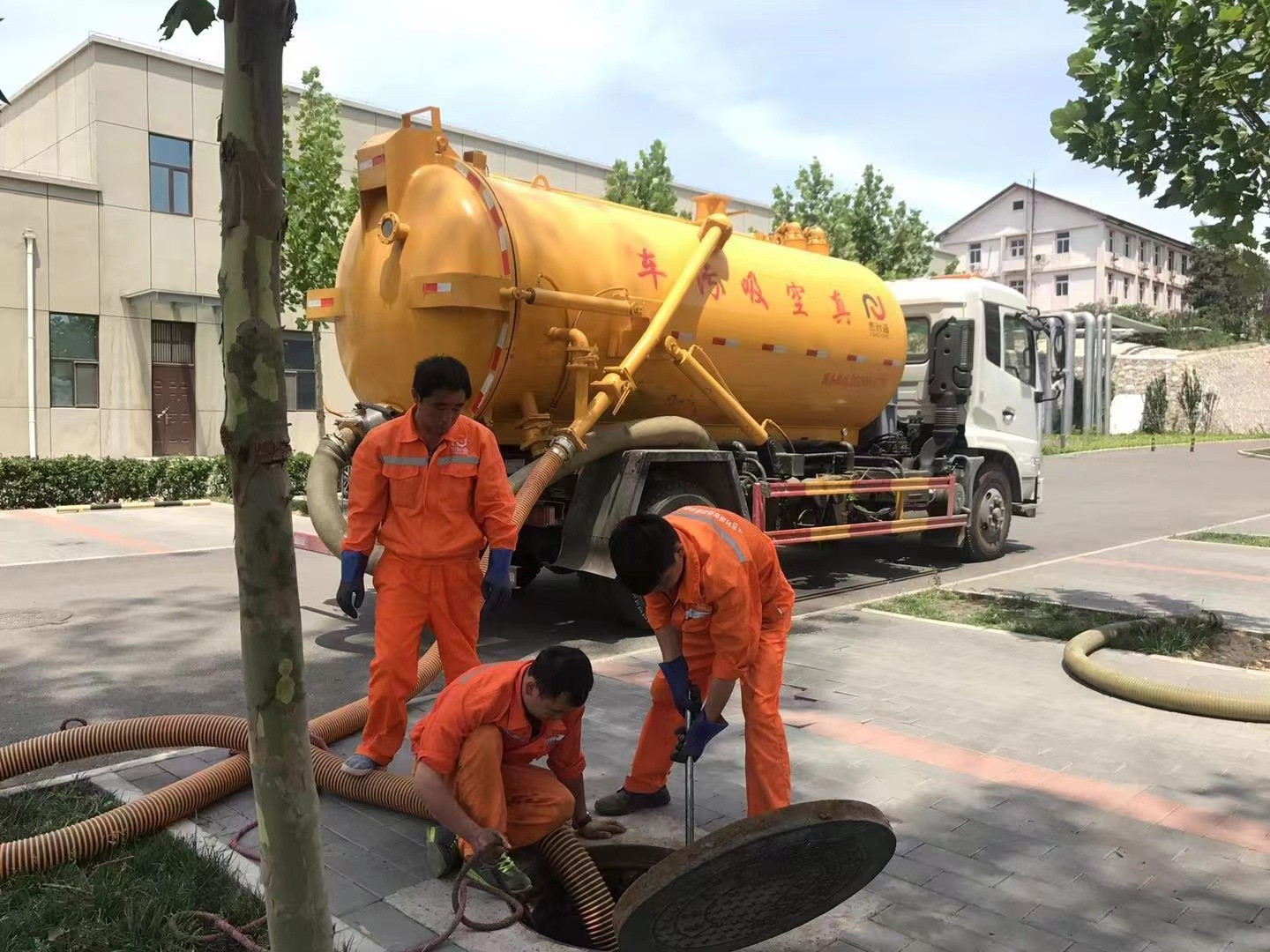 延长管道疏通车停在窨井附近