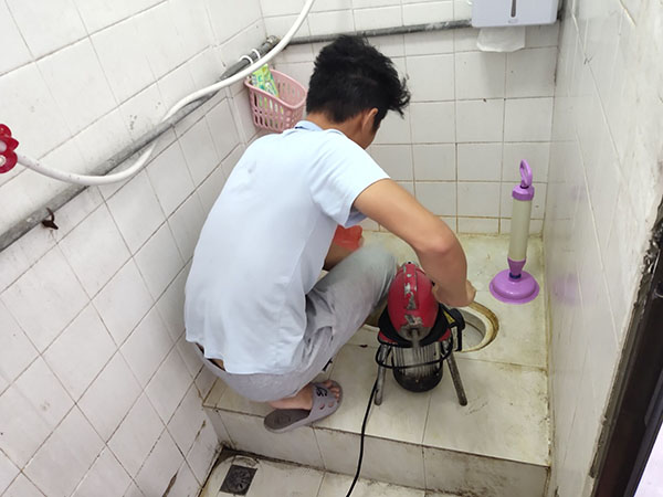 延长管道堵塞冒臭气 专业师傅现场解决问题