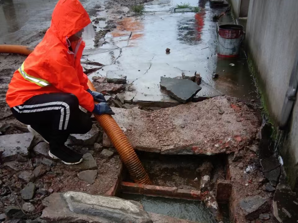 延长专业清理污水池 炜誉市政以规范流程守护城市 “肠道”