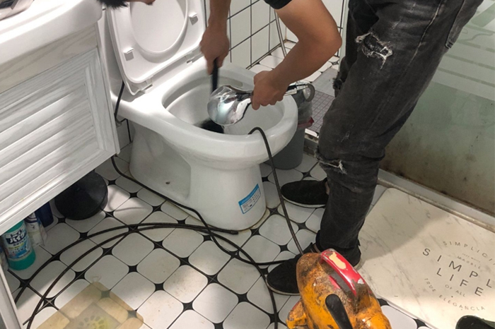 延长马桶堵塞自己疏通还是找师傅？专业上门服务让你省时更省心